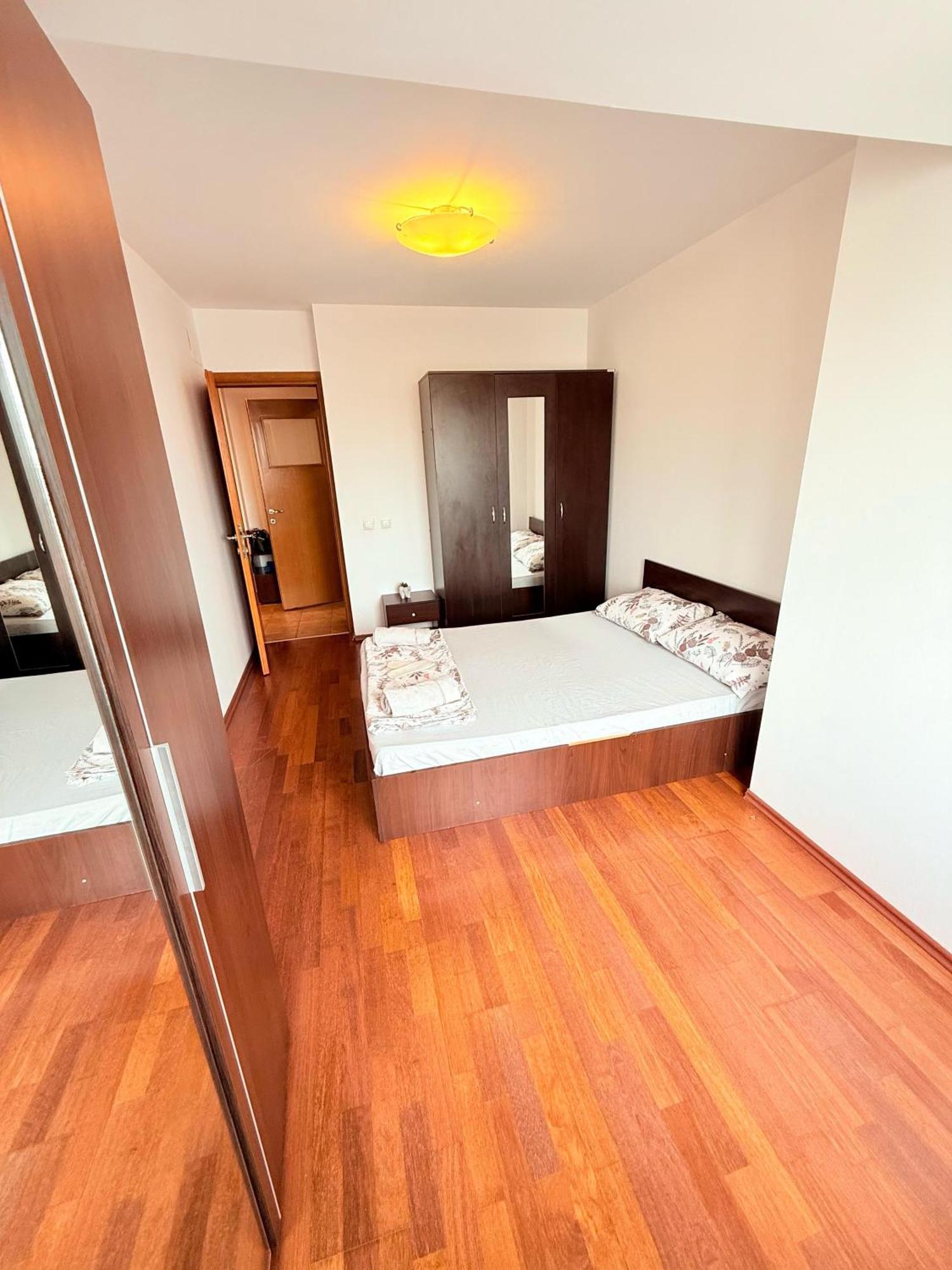 Mona's 6 * Bucureşti